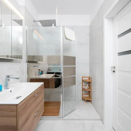 Wolczanska Pleasant By Bookinghost Łódź