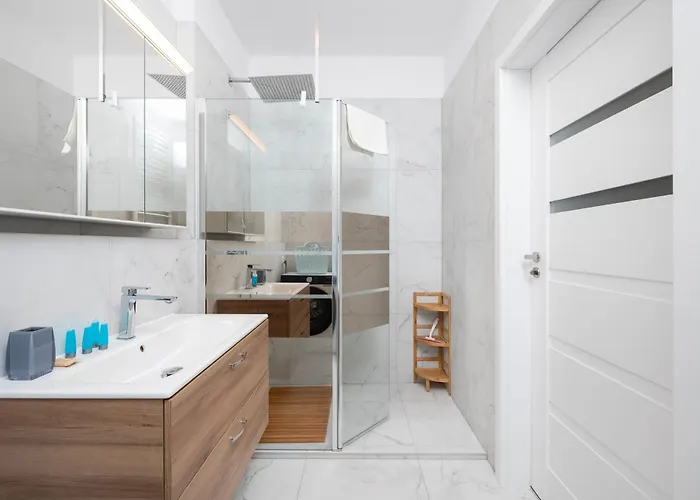 Wolczanska Pleasant By Bookinghost Łódź