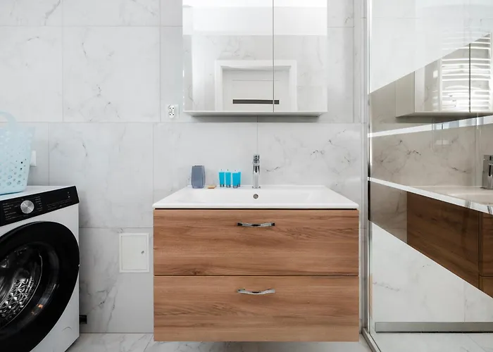 Wolczanska Pleasant By Bookinghost Łódź